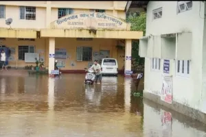 कृतिम बाढ़ में डूबी 30 बेडेड सिलापथार आदर्श मोडेल हॉस्पिटल के आंगन। 